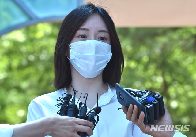 「財閥3世」ファン・ハナ　拘束時に着ていたダウンが話題…「400万ウォン台の海外ブランド品」