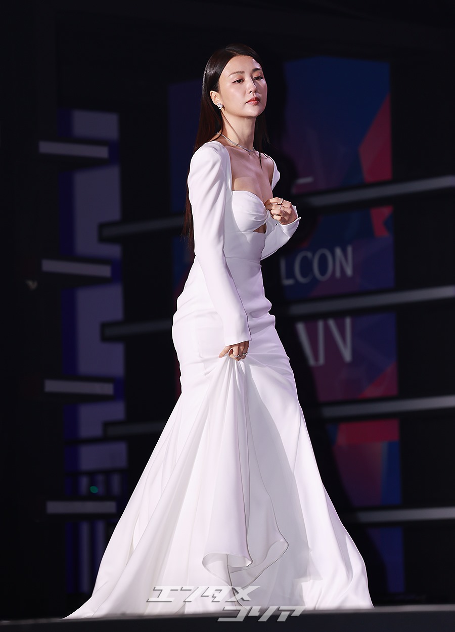 【フォト】パク・ハソン　バスト強調した大胆ドレス＝APAN