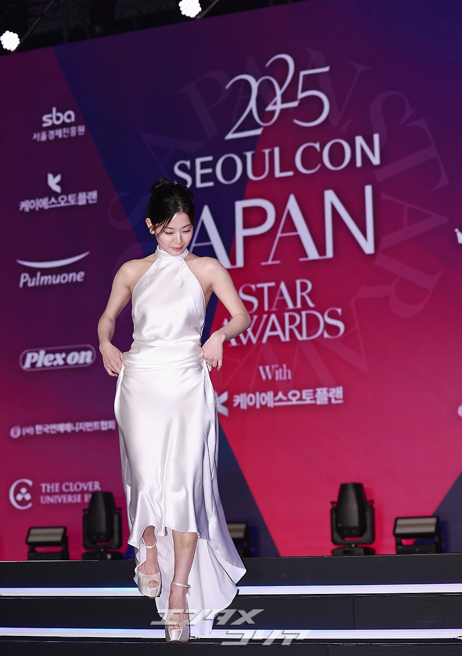 【フォト】チョン・スビン　ホルターネック・ドレスで肩のラインあらわ＝APAN