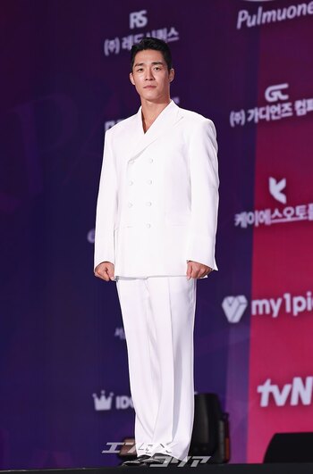 【フォト】ソ・ハジュン　オールホワイトのスーツで登場＝APAN