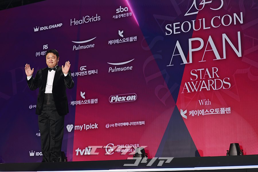 【フォト】コ・ギュピル「サムズアップ」で決めポーズ＝APAN