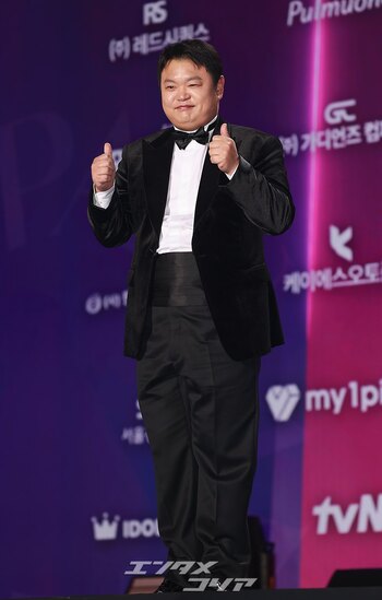 【フォト】コ・ギュピル「サムズアップ」で決めポーズ=APAN