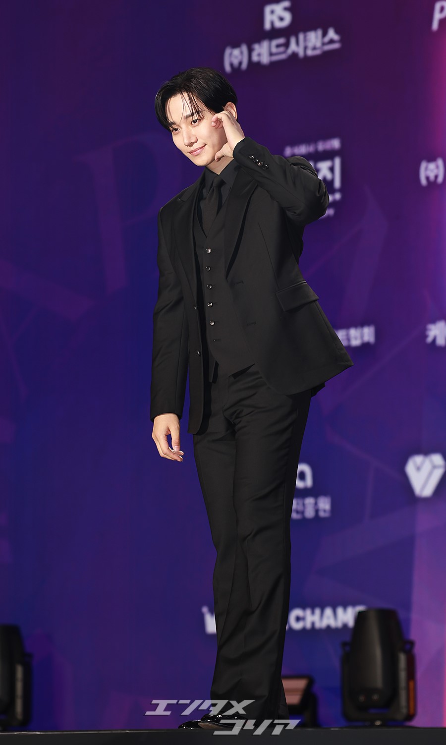 【フォト】2PMイ・ジュノ　黒スーツ姿…甘いほっぺハート＆笑顔＝APAN