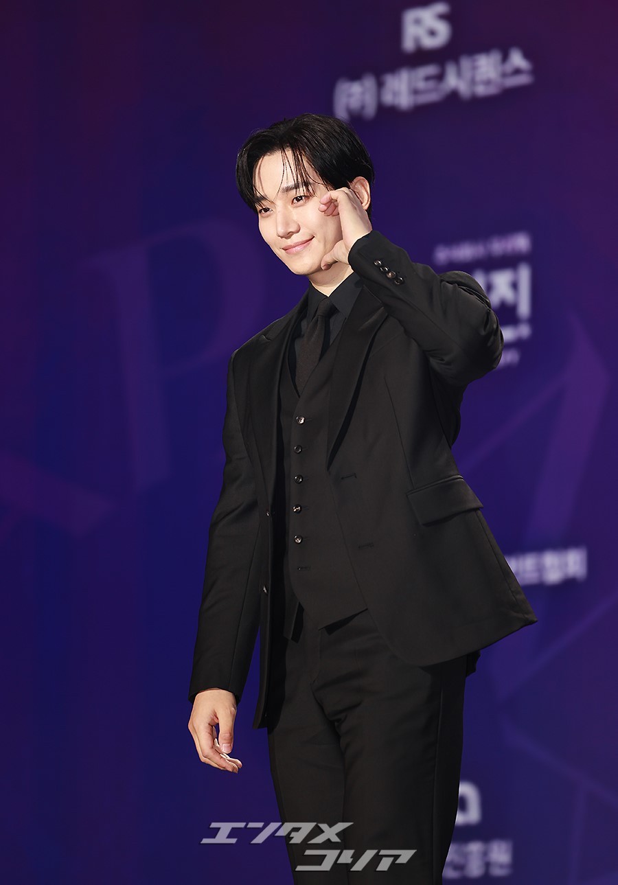 【フォト】2PMイ・ジュノ　黒スーツ姿…甘いほっぺハート＆笑顔＝APAN