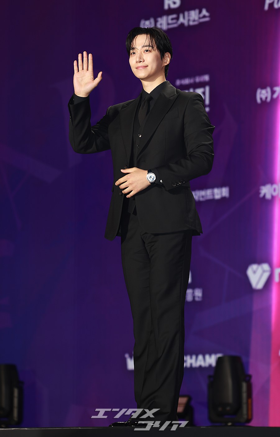 【フォト】2PMイ・ジュノ　黒スーツ姿…甘いほっぺハート＆笑顔＝APAN