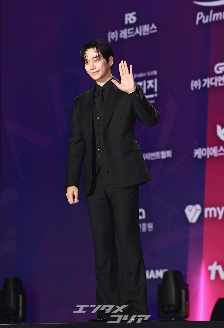 【フォト】2PMイ・ジュノ　黒スーツ姿…甘いほっぺハート＆笑顔＝APAN