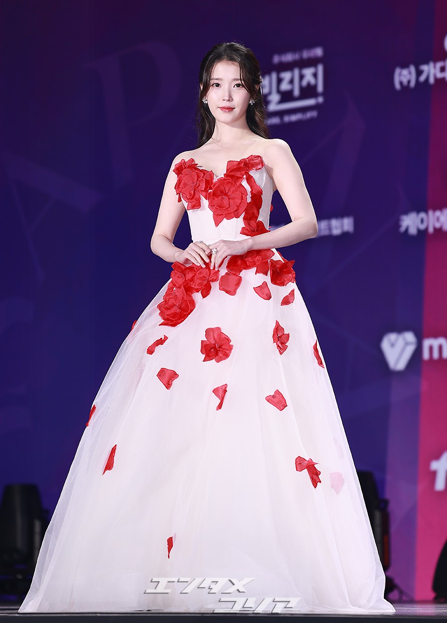 【フォト】IU　咲き乱れる花のようなドレス…あふれる美しさ＝APAN