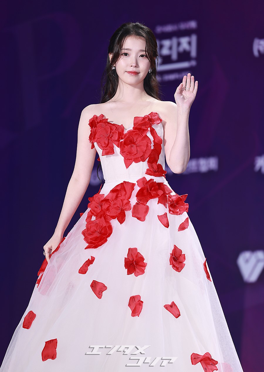 【フォト】IU　咲き乱れる花のようなドレス…あふれる美しさ＝APAN