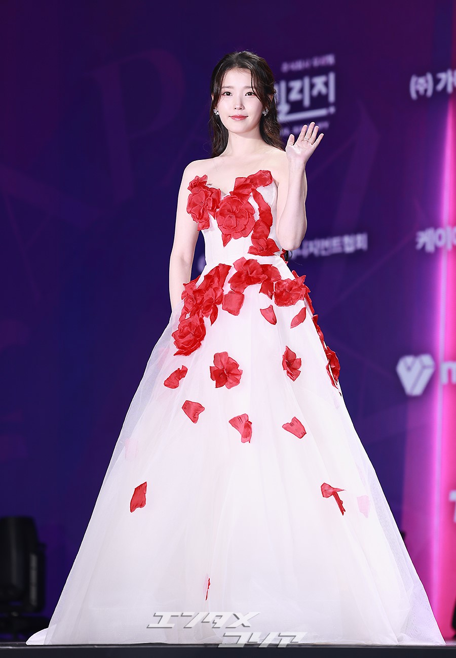 【フォト】IU　咲き乱れる花のようなドレス…あふれる美しさ＝APAN