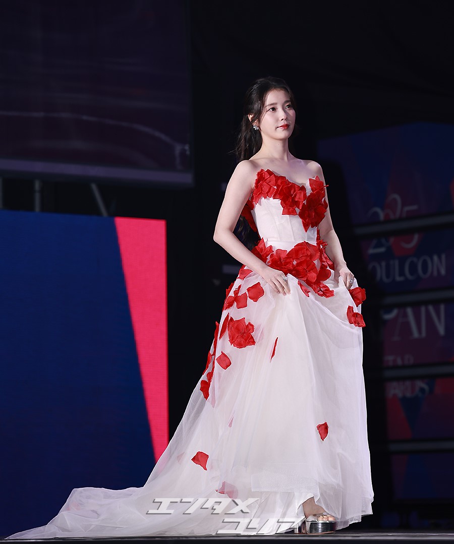 【フォト】IU　咲き乱れる花のようなドレス…あふれる美しさ＝APAN