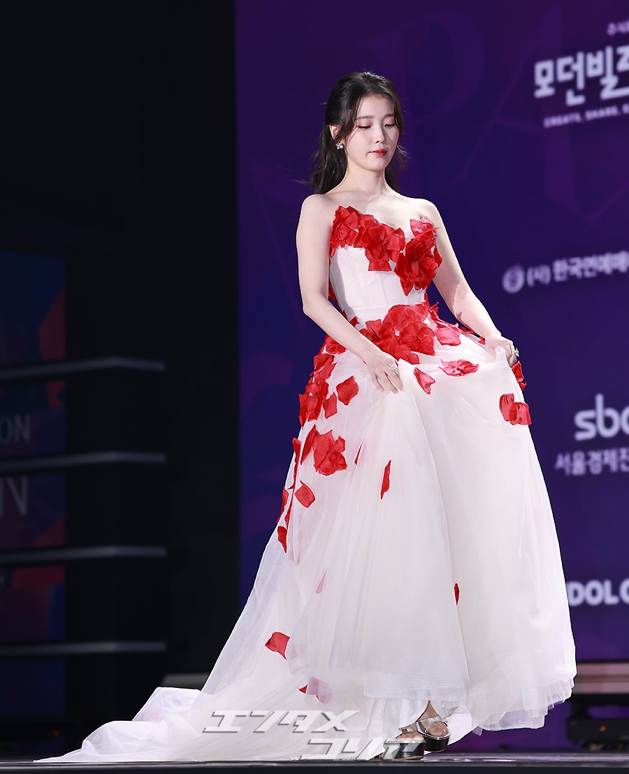 【フォト】IU　咲き乱れる花のようなドレス…あふれる美しさ＝APAN