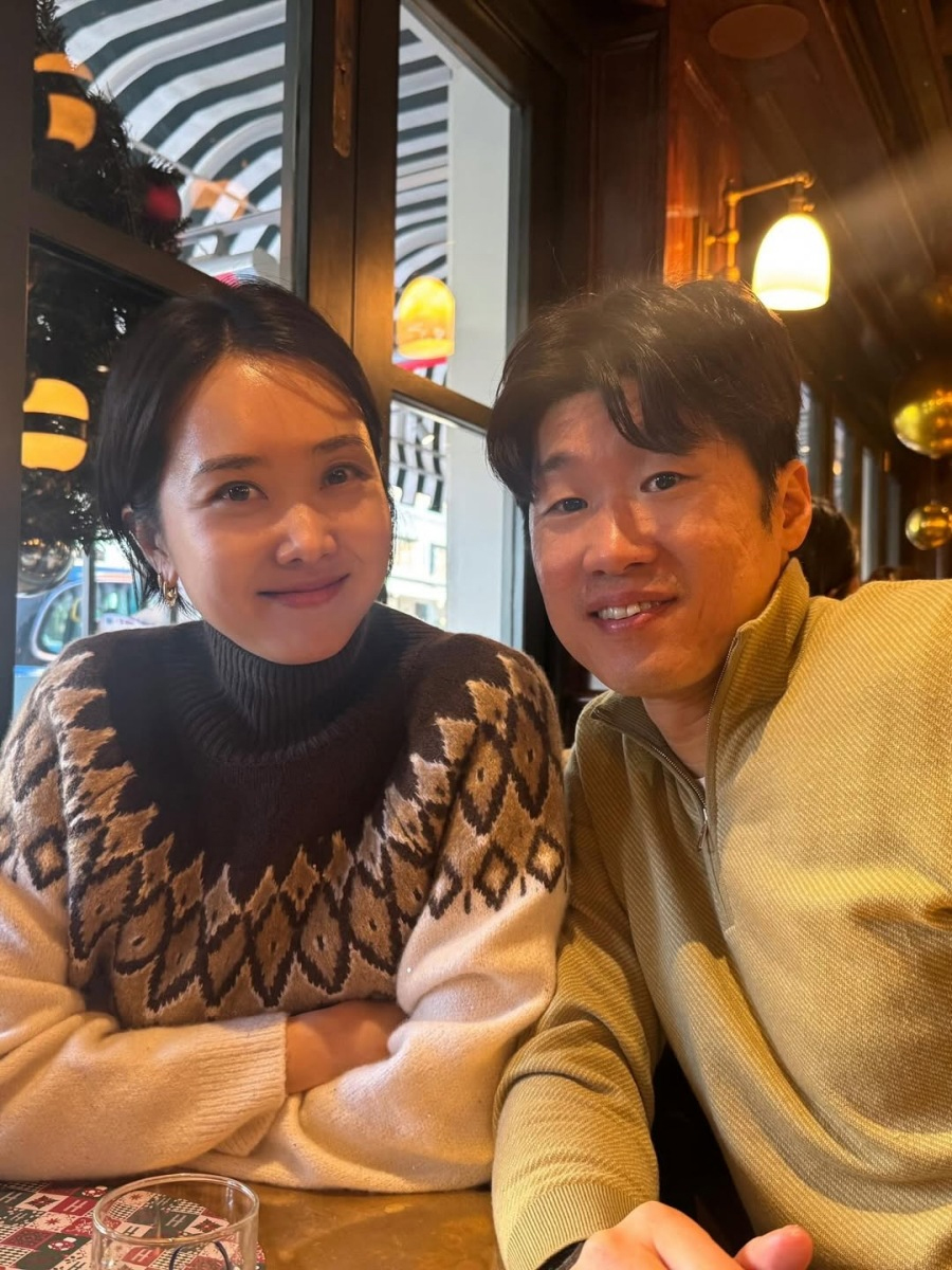 「結婚12年」朴智星、妻キム・ミンジ元アナとの2ショット公開…「2026年もよろしく」