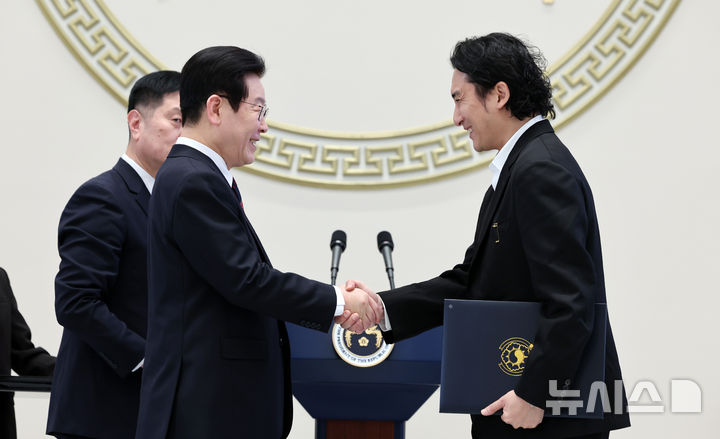 【フォト】李在明大統領から国民勲章「木蓮章」授与されたシン・ウソク監督