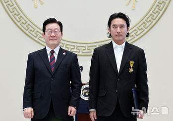 【フォト】李在明大統領から国民勲章「木蓮章」授与されたシン・ウソク監督