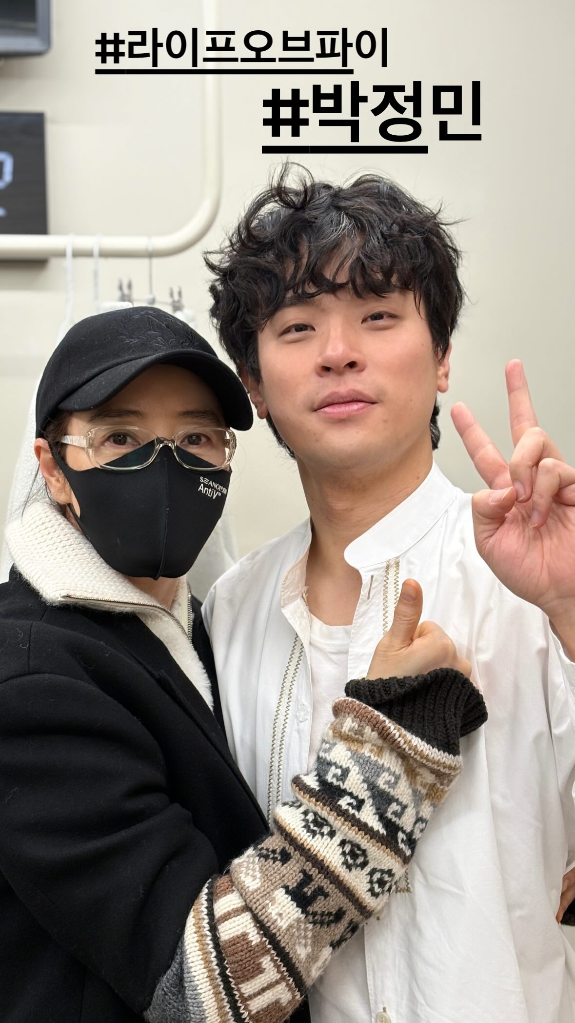 『二度目のシグナル』が非常事態に陥る中、キム・ヘスがパク・ジョンミン＆ユソンらと仲良くポーズ