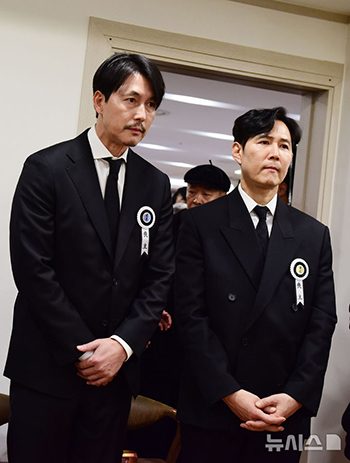 【フォト】故アン・ソンギさんの祭壇で弔問客に対応するチョン・ウソンとイ・ジョンジェ