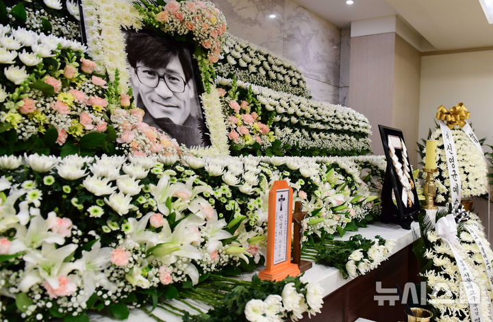 【フォト】韓国政府、「国民的俳優」アン・ソンギさんに金冠文化勲章を追叙