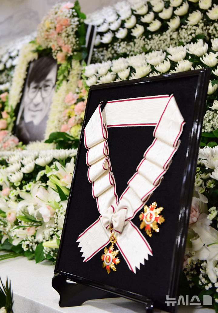 【フォト】韓国政府、「国民的俳優」アン・ソンギさんに金冠文化勲章を追叙