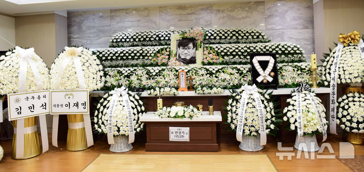 【フォト】韓国政府、「国民的俳優」アン・ソンギさんに金冠文化勲章を追叙