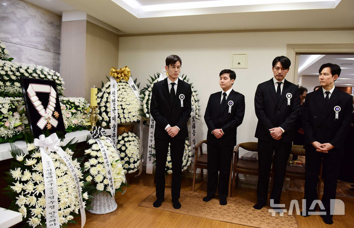【フォト】弔問客を迎えるアン・ソンギさんの息子たち