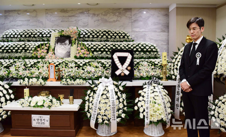 【フォト】弔問客を迎えるアン・ソンギさんの息子たち