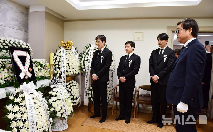 【フォト】弔問客を迎えるアン・ソンギさんの息子たち