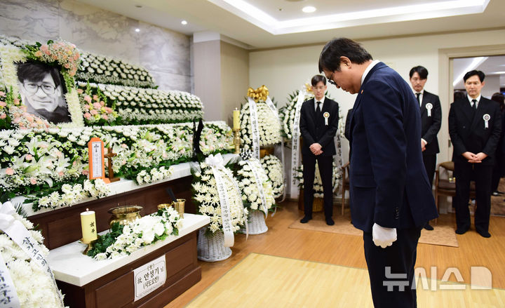 【フォト】弔問客を迎えるアン・ソンギさんの息子たち
