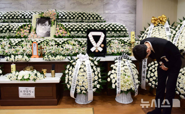 【フォト】弔問客を迎えるアン・ソンギさんの息子たち