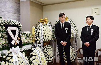 【フォト】弔問客を迎えるアン・ソンギさんの息子たち