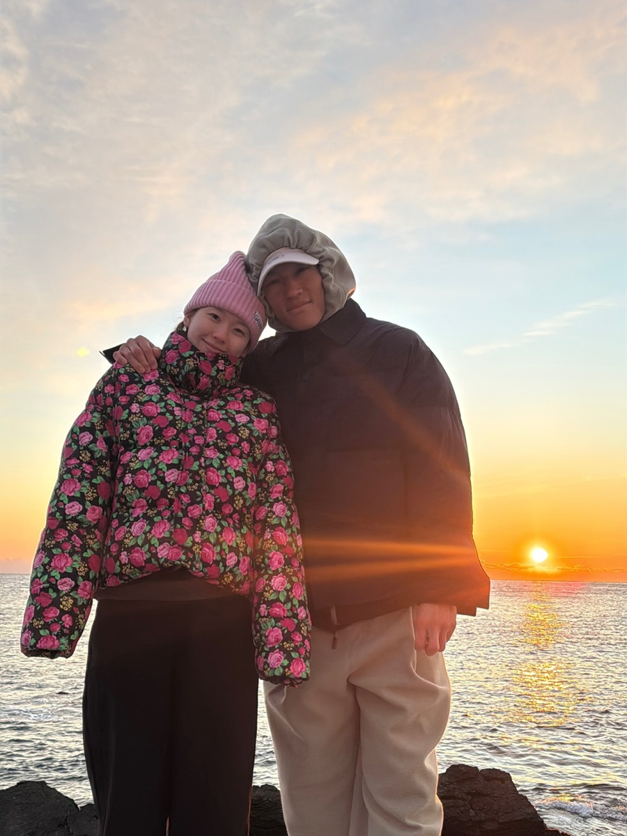 妊娠中のキム・ジンギョン、夫・金承奎と「初日の出」旅行　「3人だからさらに幸せだったのかも」