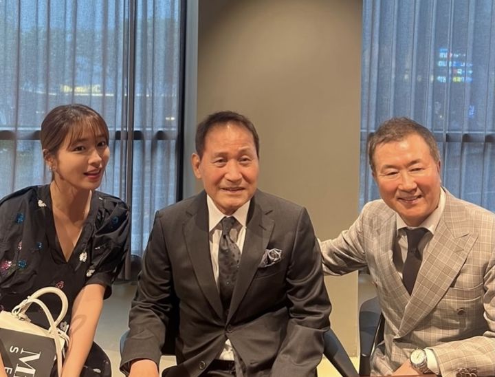 イ・ミンジョン、授賞式でハートポーズ断る→アン・ソンギさん弔問「本当に温かくてすてきな先生でした」