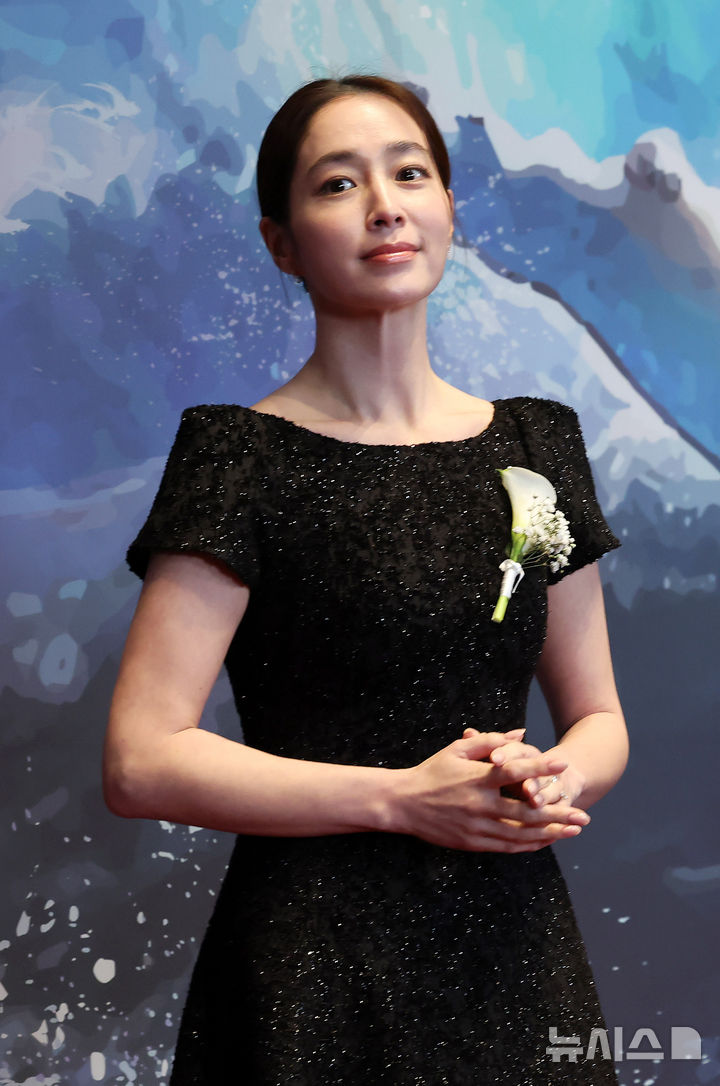 イ・ミンジョン、授賞式でハートポーズ断る→アン・ソンギさん弔問「本当に温かくてすてきな先生でした」