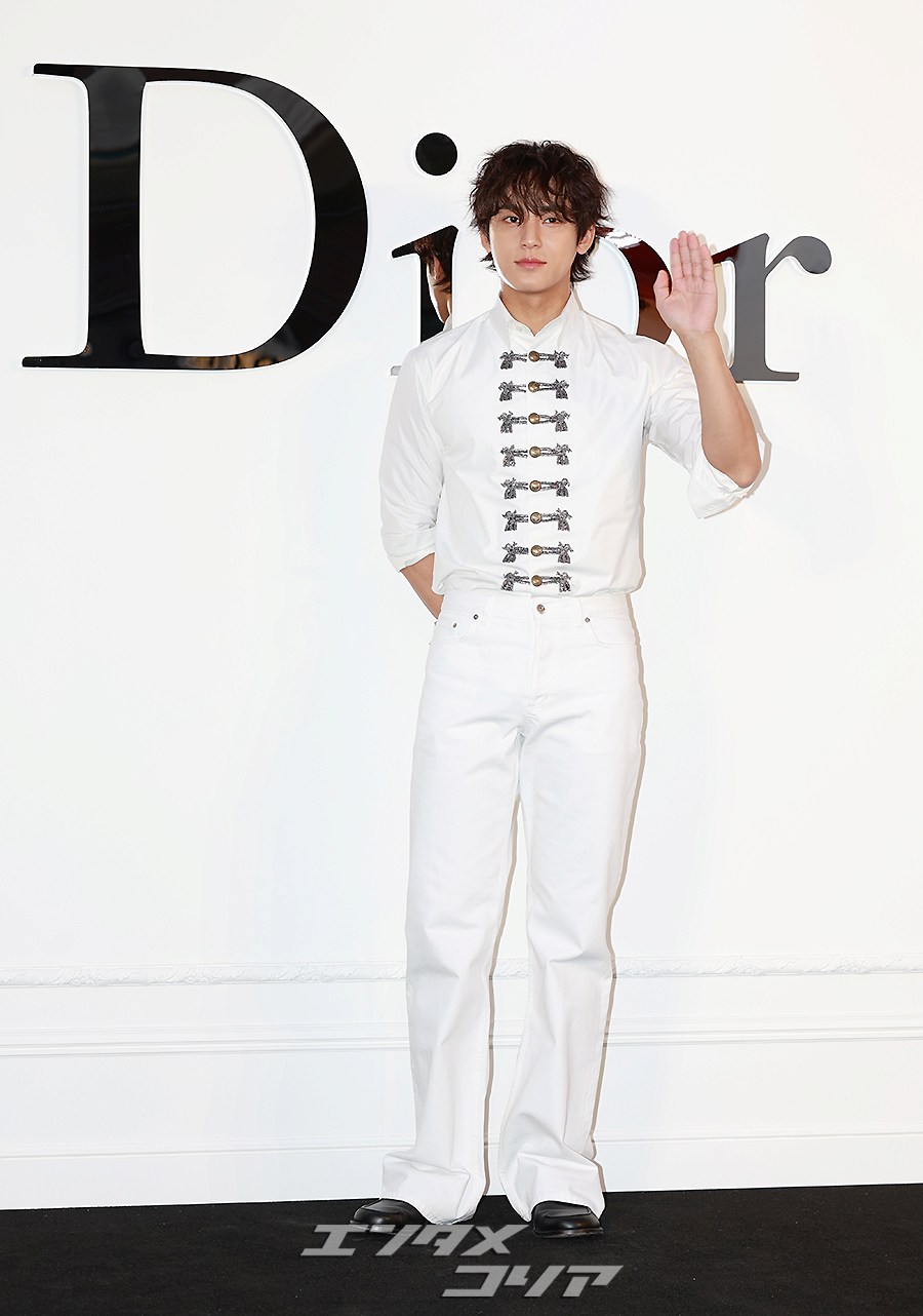 【フォト】SEVENTEENミンギュ　シンプルなホワイト・コーデ×美ビジュアル