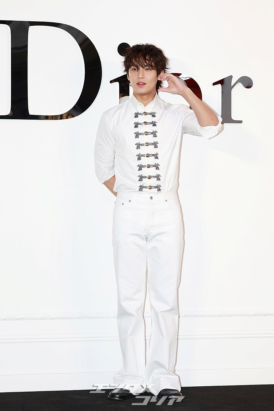 【フォト】SEVENTEENミンギュ　シンプルなホワイト・コーデ×美ビジュアル