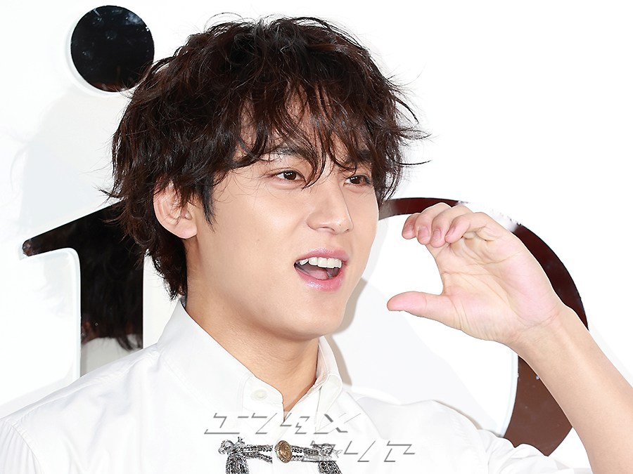 【フォト】SEVENTEENミンギュ　シンプルなホワイト・コーデ×美ビジュアル