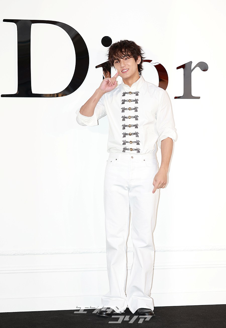 【フォト】SEVENTEENミンギュ　シンプルなホワイト・コーデ×美ビジュアル