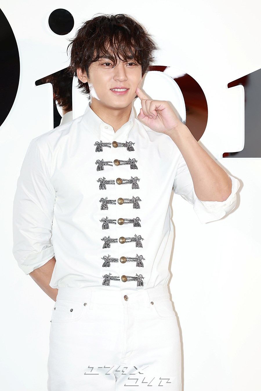 【フォト】SEVENTEENミンギュ　シンプルなホワイト・コーデ×美ビジュアル