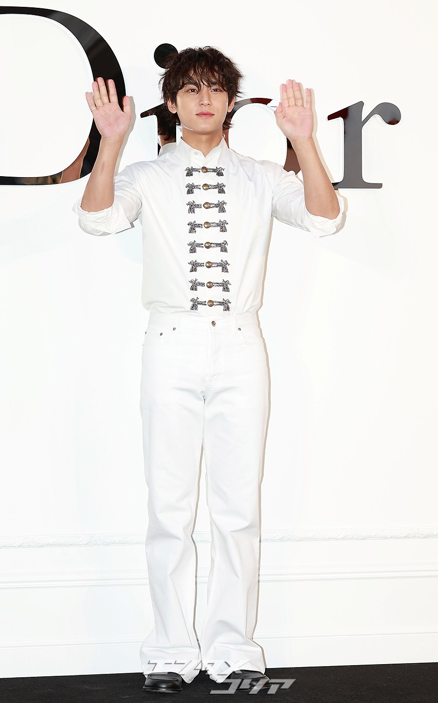 【フォト】SEVENTEENミンギュ　シンプルなホワイト・コーデ×美ビジュアル