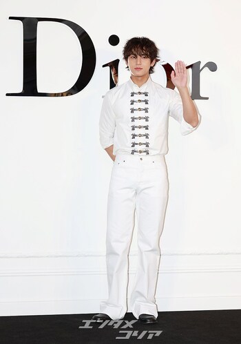 【フォト】SEVENTEENミンギュ シンプルなホワイト・コーデ×美ビジュアル