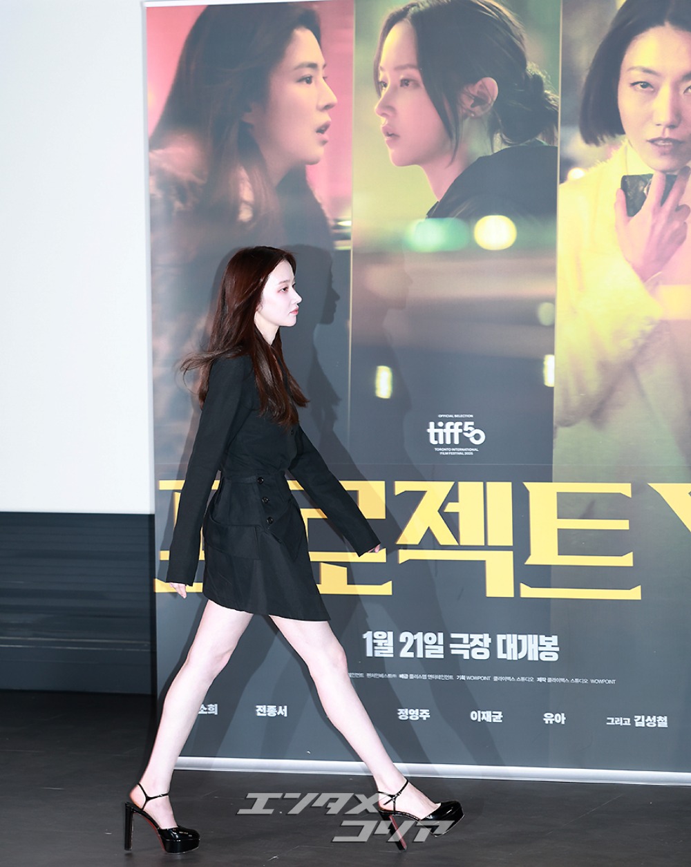 【フォト】チョン・ジョンソ、黒の装いで際立つ白い肌