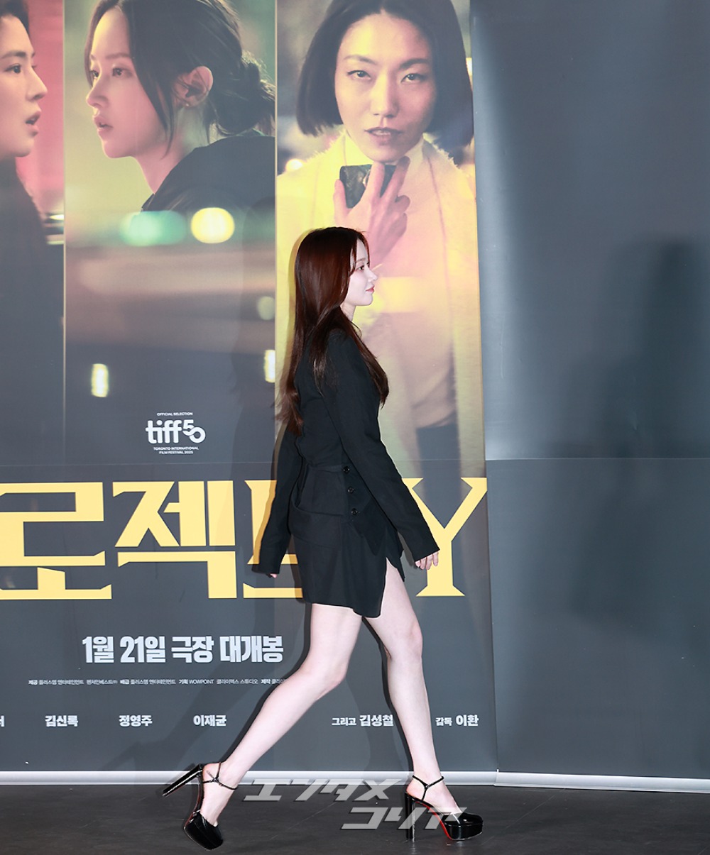 【フォト】チョン・ジョンソ、黒の装いで際立つ白い肌