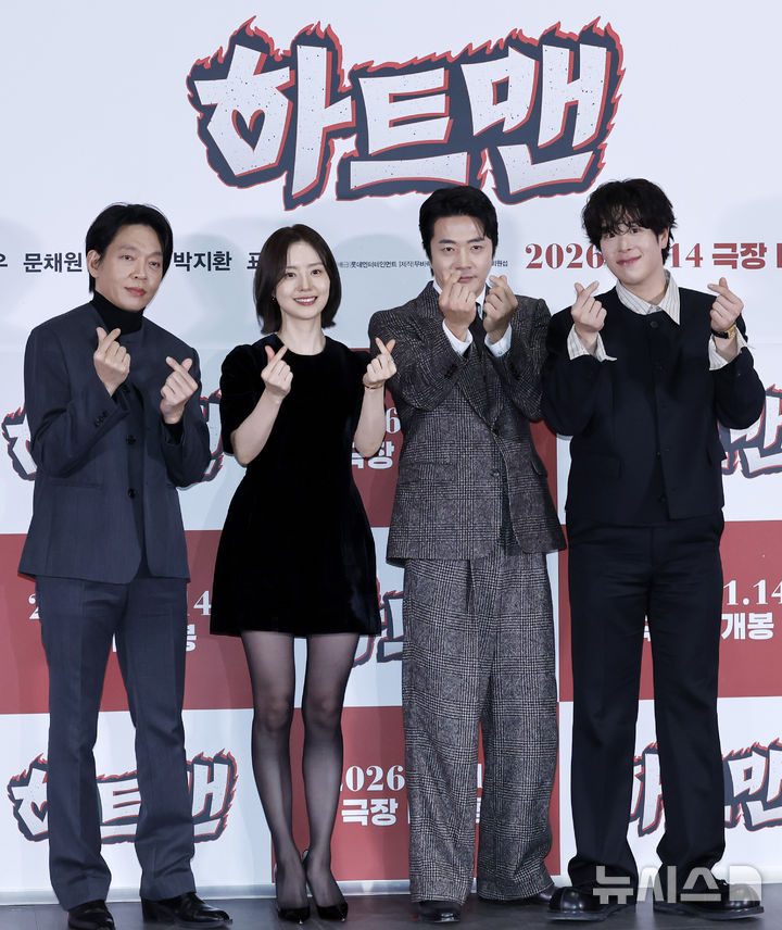 【フォト】クォン・サンウ＆ムン・チェウォンなど、サムズアップする『ハートマン』のキャストたち