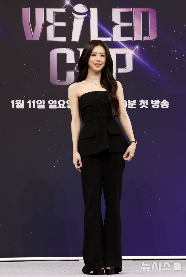 【フォト】i-dleミヨン　肩のラインあらわなオフショルダー・ルック