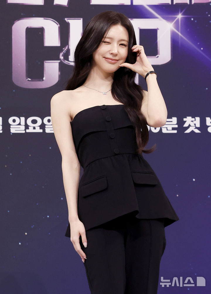 【フォト】i-dleミヨン　肩のラインあらわなオフショルダー・ルック