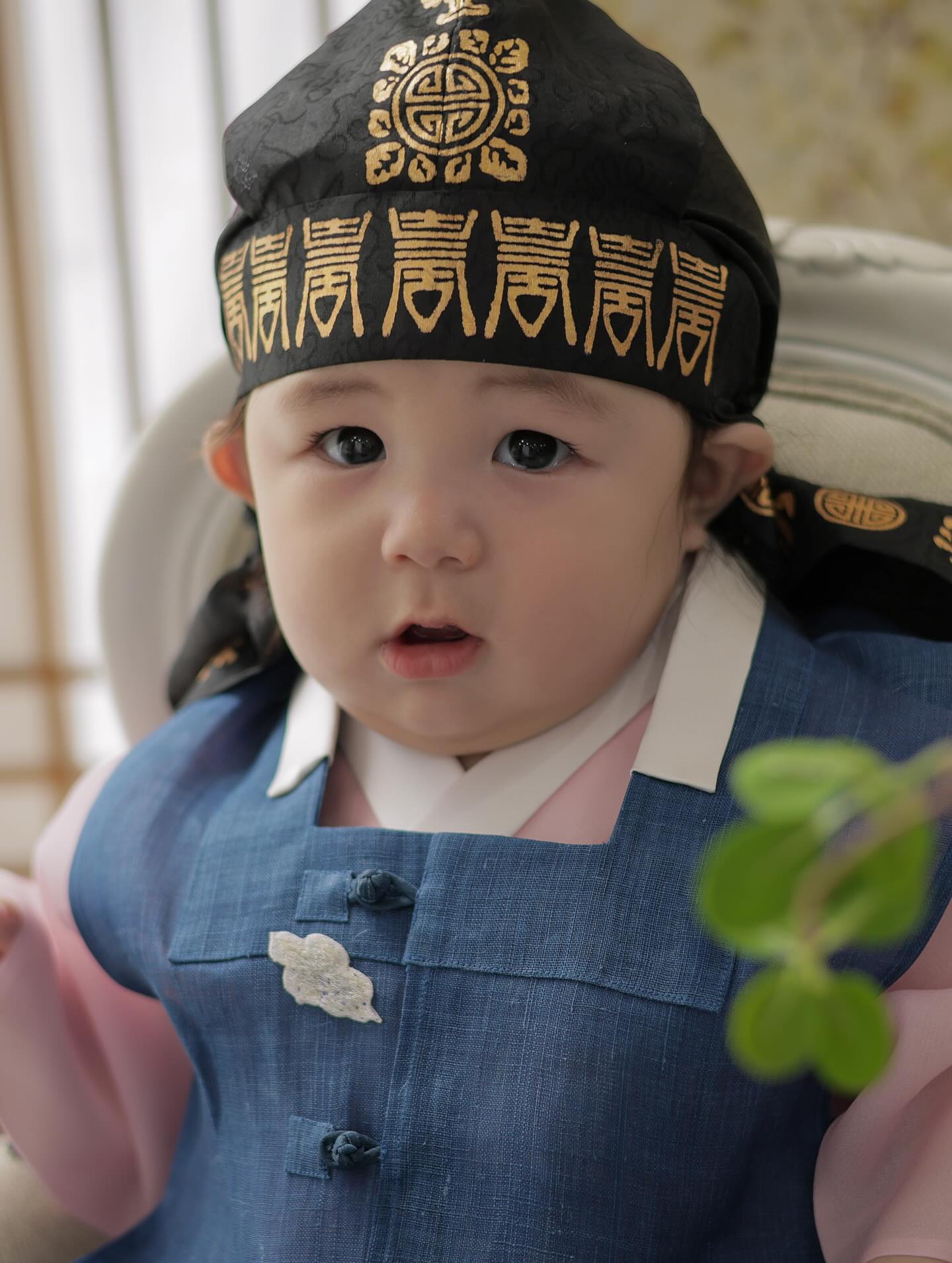 【フォト】シム・ヒョンタク＆サヤさん夫妻の息子ハル君、生後200日記念の韓服姿…パパそっくり