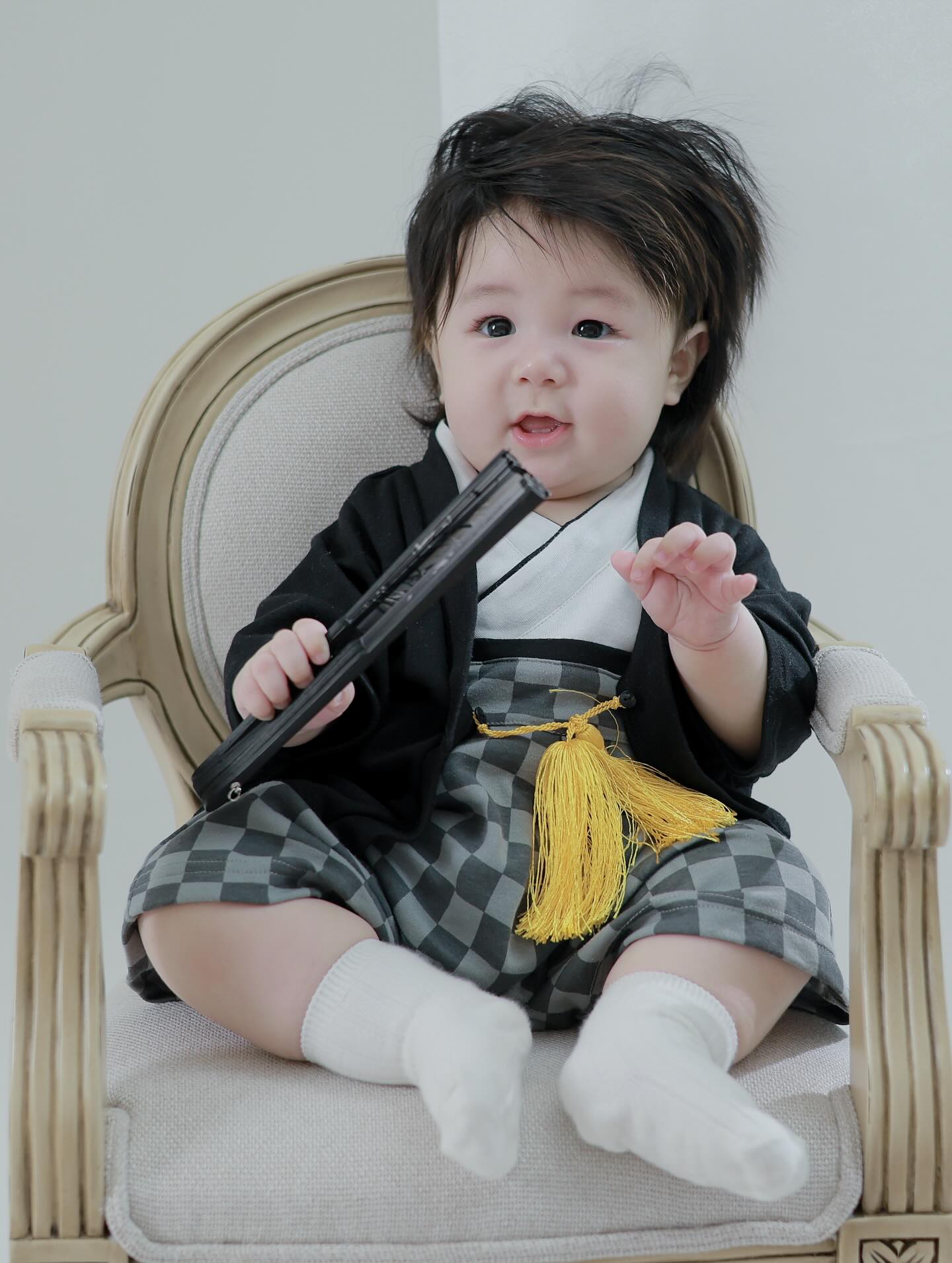 【フォト】シム・ヒョンタク＆サヤさん夫妻の息子ハル君、生後200日記念の韓服姿…パパそっくり