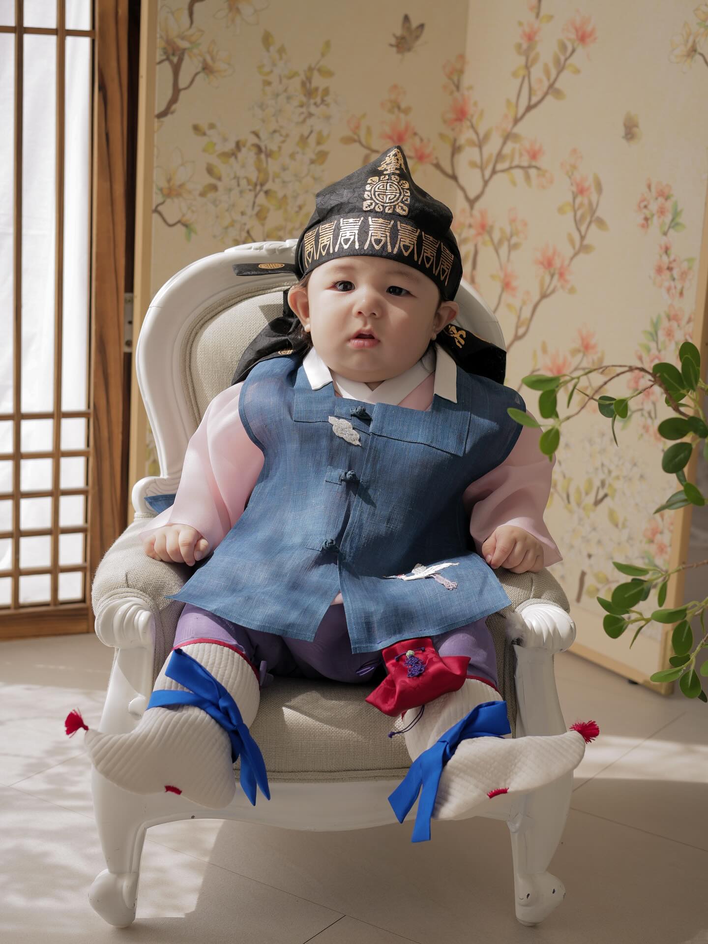 【フォト】シム・ヒョンタク＆サヤさん夫妻の息子ハル君、生後200日記念の韓服姿…パパそっくり