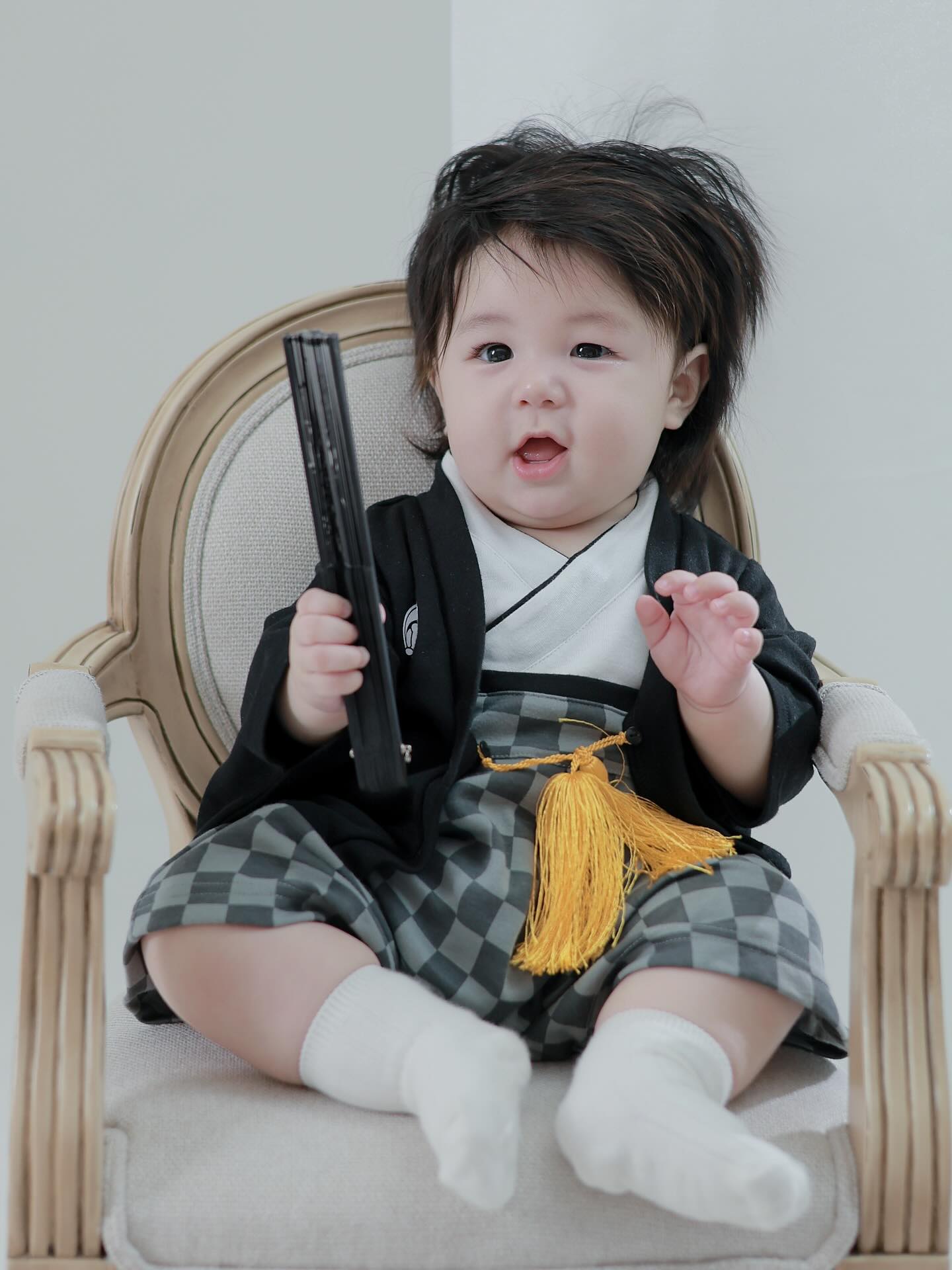 【フォト】シム・ヒョンタク＆サヤさん夫妻の息子ハル君、生後200日記念の韓服姿…パパそっくり