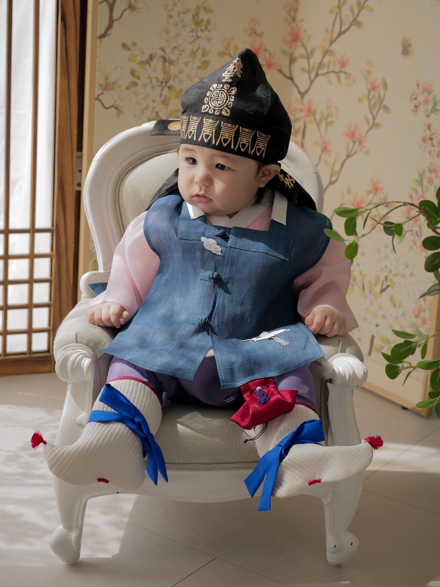 【フォト】シム・ヒョンタク＆サヤさん夫妻の息子ハル君、生後200日記念の韓服姿…パパそっくり