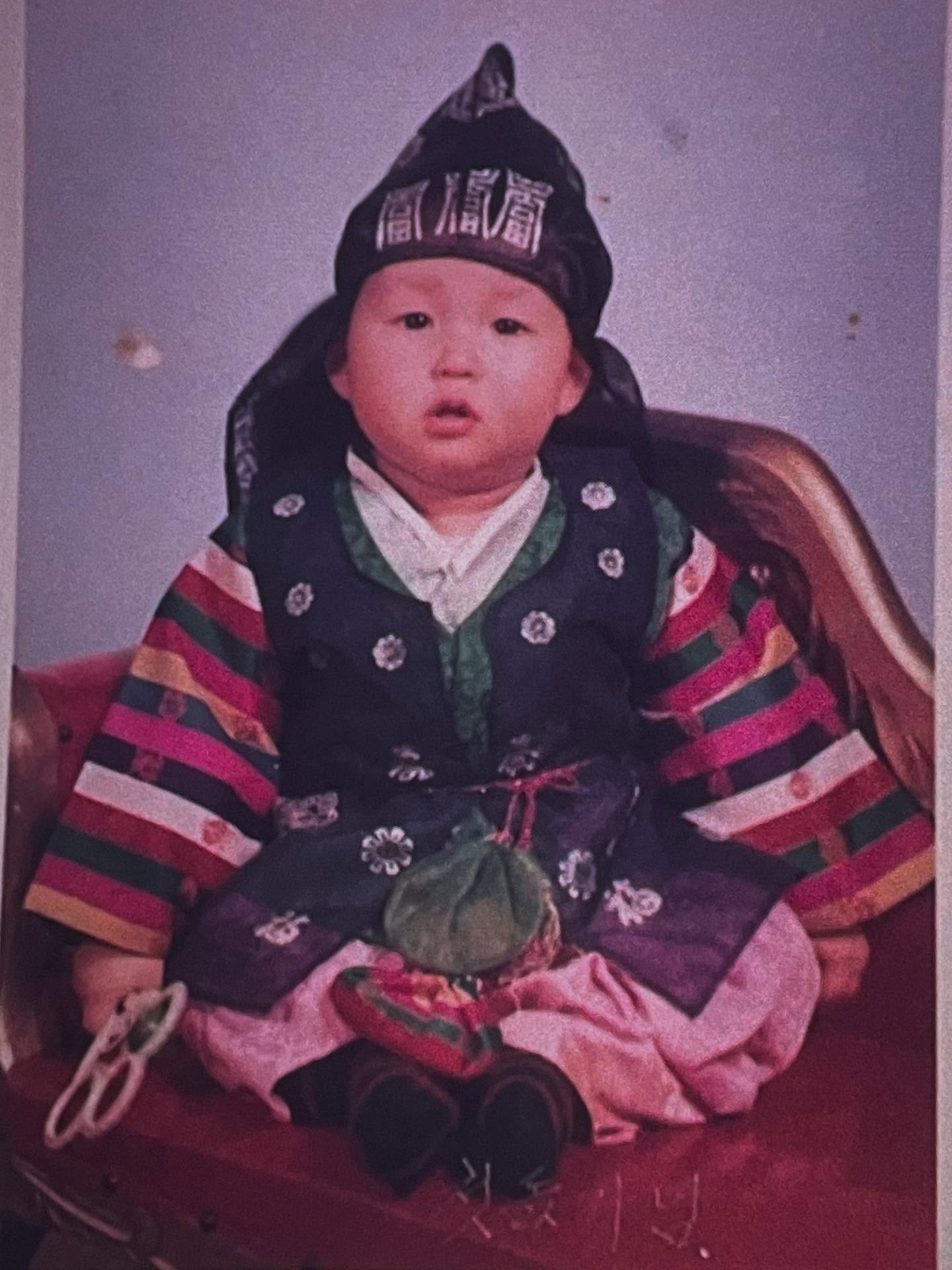 【フォト】シム・ヒョンタク＆サヤさん夫妻の息子ハル君、生後200日記念の韓服姿…パパそっくり